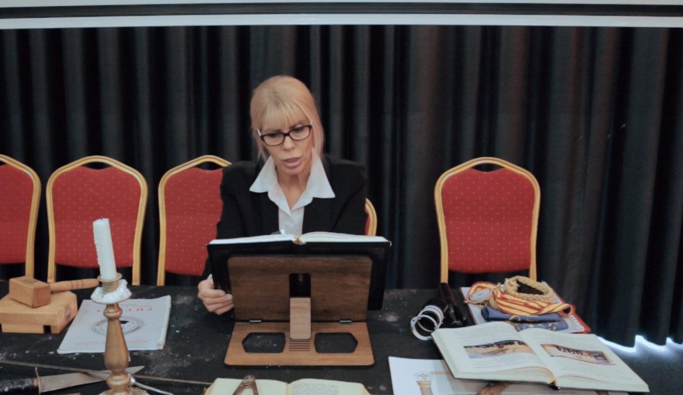 DR SLOBODANA MIHALDŽIĆ - TEORIJSKO PREDAVANJE: AKADEMIJA REDA SUDA ČASTI, RADNI TEPIH - SLOBODNOZIDARSKA TABLA, SIMBOL SVEVIDEĆEG OKA. ELITNI HOTEL ŠERATON NOVI SAD